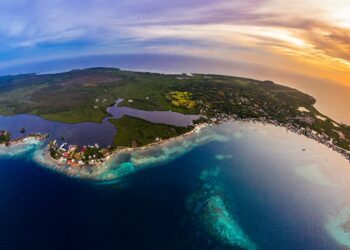 El Salvador da vacunas contra el Covid-19 a las Islas de la Bahía, Honduras