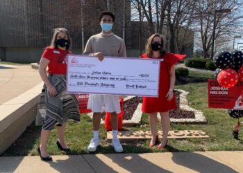 Un joven que ahorró varios años para pagarse la universidad dona el dinero a otros adolescentes necesitados en EE.UU.