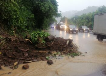 Cierran carril que conduce de Santa Tecla hacia Lourdes en carretera Los Chorros debido a derrumbes