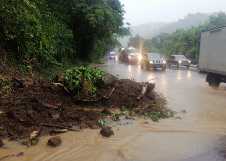 Cierran carril que conduce de Santa Tecla hacia Lourdes en carretera Los Chorros debido a derrumbes