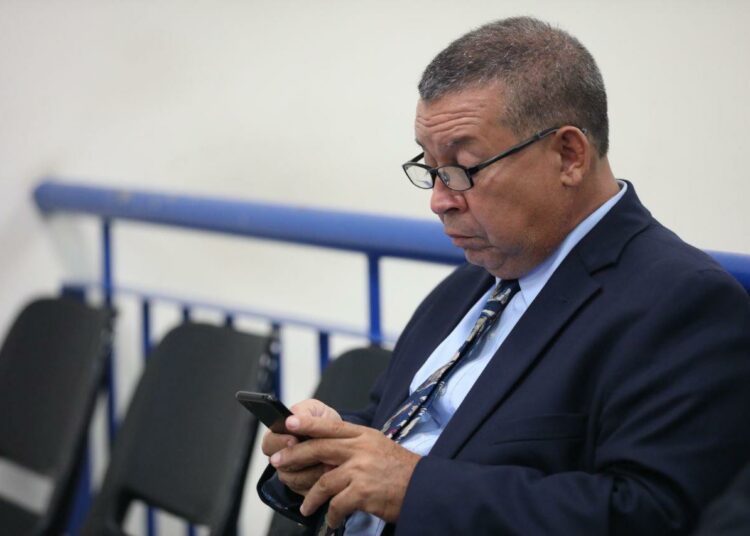 Condenan a 33 años de cárcel a abogado de expresidente Saca y le emiten orden de captura