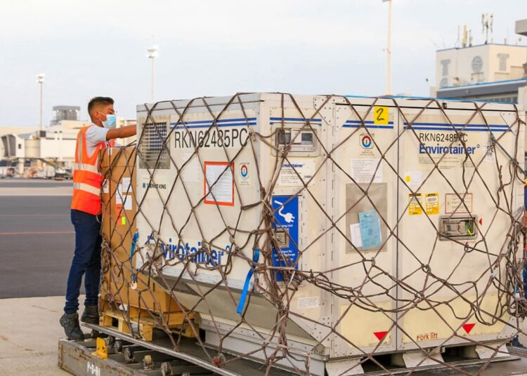 Llega a El Salvador un nuevo lote de 204,000 vacunas contra el COVID-19