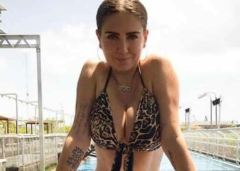 Celia Lora presume sus enormes atributos en ajustado bikini