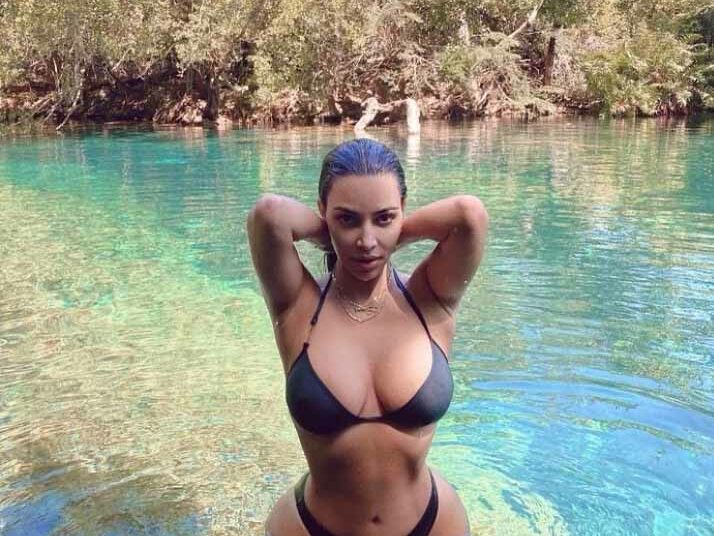 Las curvas de Kim Kardashian quedan expuestas en un bañador nude