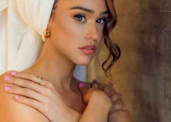 Yanet García, en bata, dio los buenos días a sus fans