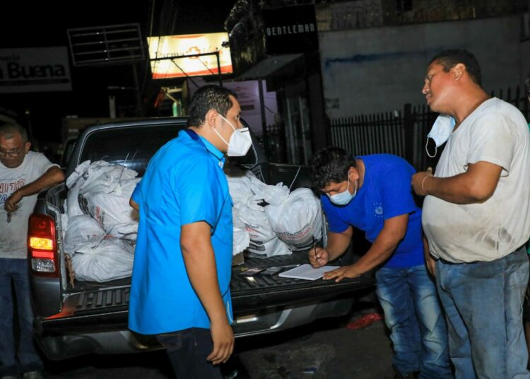 Gobierno entrega paquetes alimentarios a afectados por incendio en San Miguel