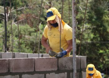 Privados de libertad demuestran sus habilidades en obras de servicio a la población salvadoreña