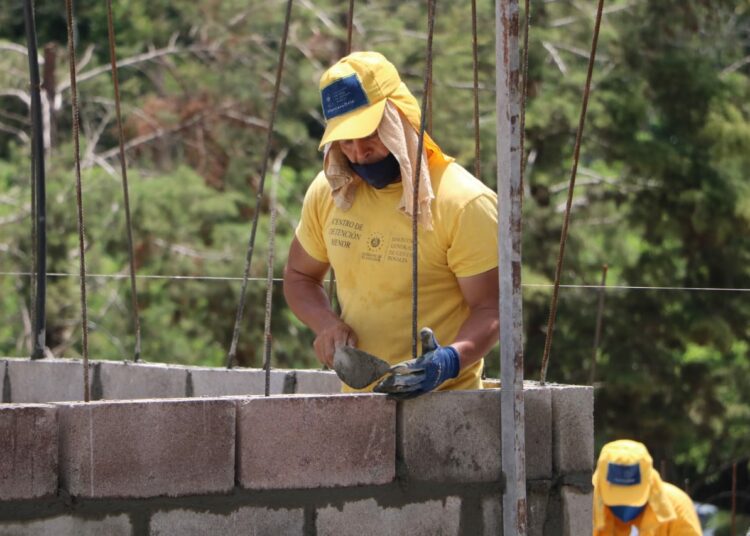 Privados de libertad demuestran sus habilidades en obras de servicio a la población salvadoreña