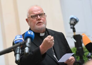 El papa rechaza renuncia del cardenal alemán Reinhard Marx, frontal crítico de abusos sexuales en la Iglesia