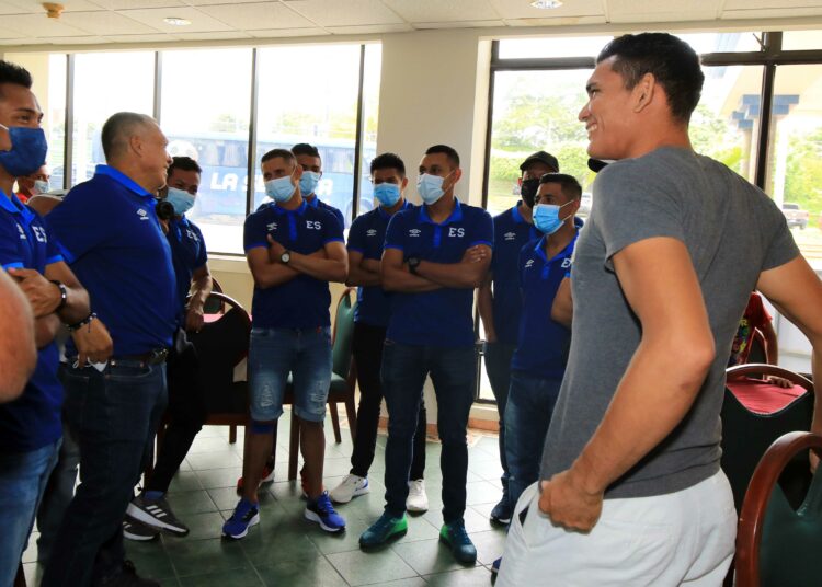 Rubén Batres recibió la visita de sus compañeros de la selección de fútbol playa