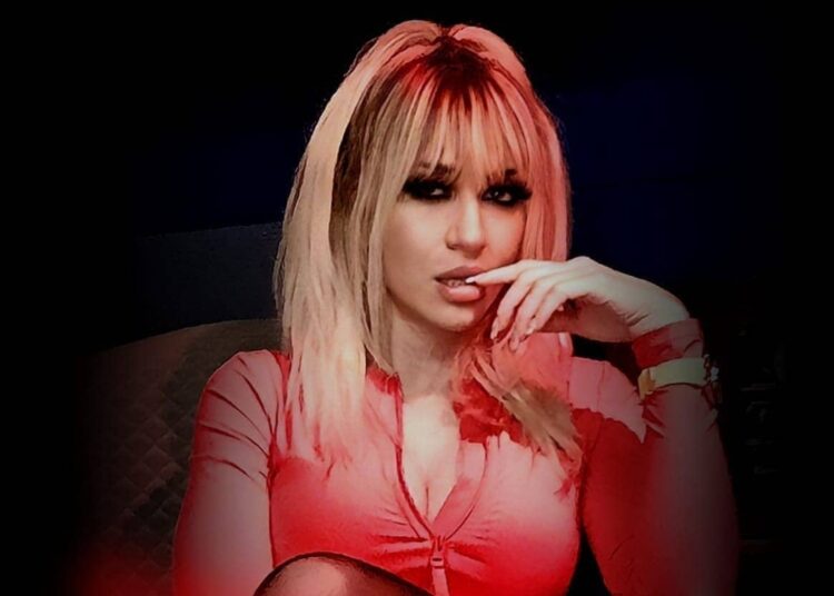 Noelia presume de torneadas piernas luciendo medias trasparentes