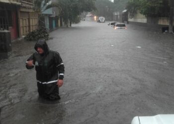 Se registran inundaciones a causa de drenajes colapsados en Santa Tecla