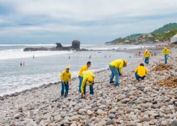 Privados de libertad realizan jornada de limpieza en playa El Tunco, en Tamanique