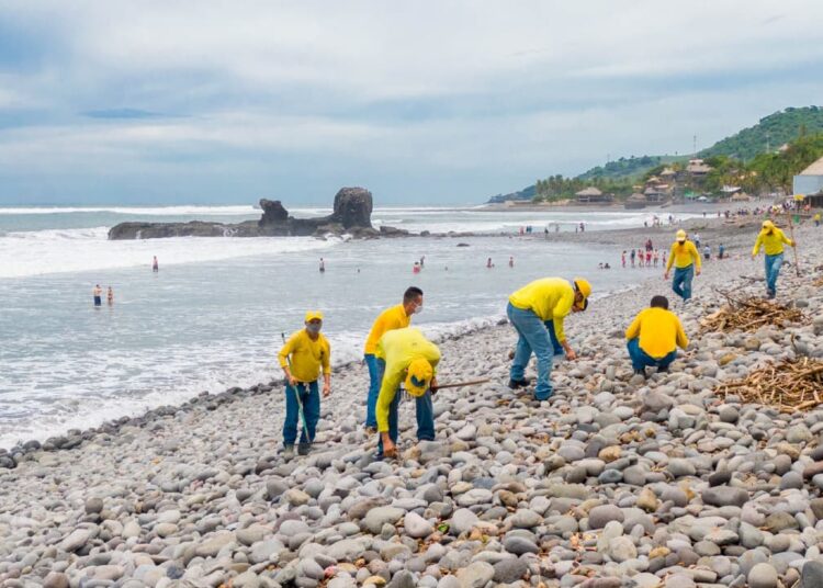 Privados de libertad realizan jornada de limpieza en playa El Tunco, en Tamanique