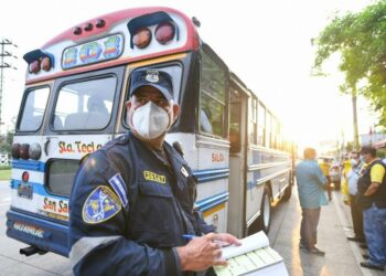 Sancionan a conductor de buses por circular con las llantas lisas