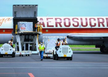 El Salvador recibe lote de medio millón de vacunas contra el COVID-19