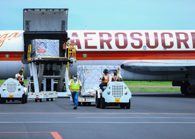 El Salvador recibe lote de medio millón de vacunas contra el COVID-19
