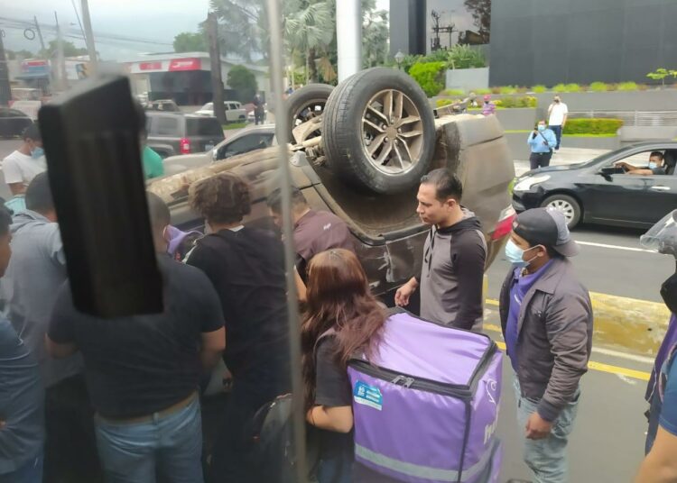 Vehículo volcado tras accidente sobre paseo General Escalón, en San Salvador