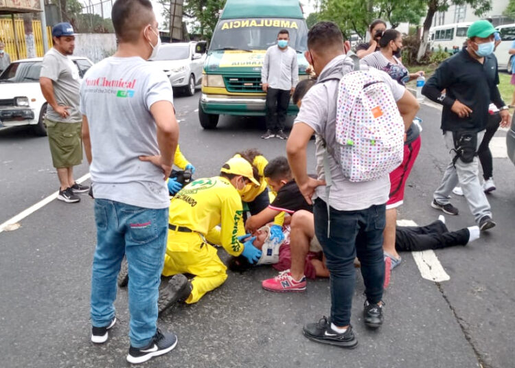 Reportan mujer arrollada en el Bulevar del Ejército