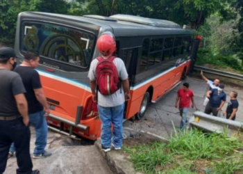 Bus queda atascado en calle al Guaje, entre San Marcos y Soyapango
