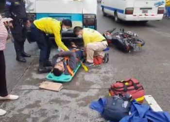 Se reporta un lesionado tras fuerte accidente entre microbús y motociclista en carretera Troncal del Norte