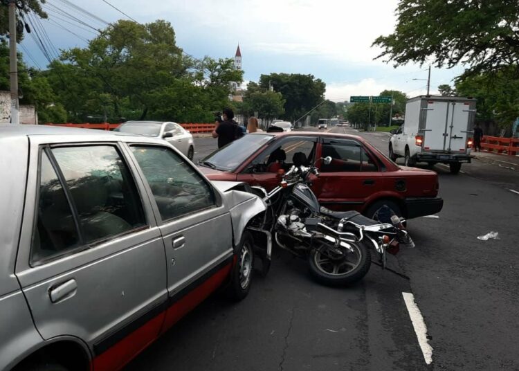 Se reporta múltiple accidente en bulevar Tutunichapa que deja varios lesionados