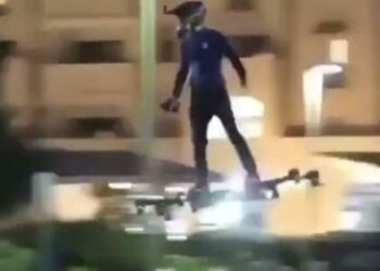 (VIDEO) Un hombre vuela por el centro de Nueva York sobre una ‘aerotabla’ dejando atónitos a los peatones