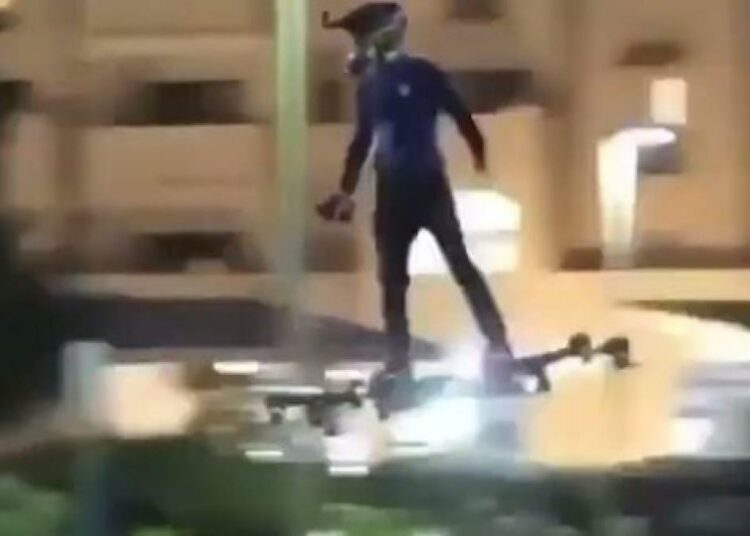 (VIDEO) Un hombre vuela por el centro de Nueva York sobre una ‘aerotabla’ dejando atónitos a los peatones