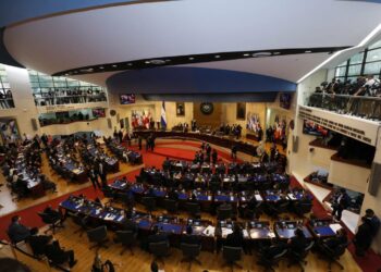 Mayoría de salvadoreños aprueban destitución de magistrados y fiscal general según encuesta de UFG