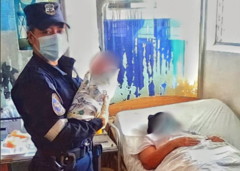 Policías ayudan a dar a luz a una mujer en el interior de un vehículo