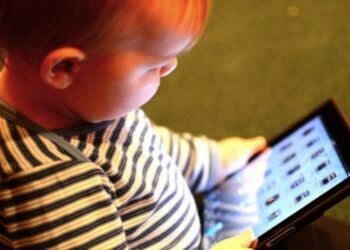 Un bebé de 10 meses que jugaba con un iPad compra una actualización de 10.000 dólares para un coche Tesla