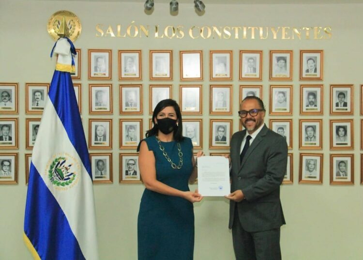 Ministra de Economía presenta propuesta del Ejecutivo para que el Bitcoin sea reconocido como moneda de curso legal en El Salvador