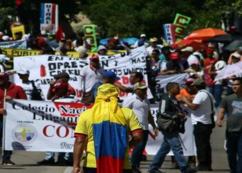 (VIDEOS) Enfrentamientos entre Policía y manifestantes en Cali y otras ciudades de Colombia