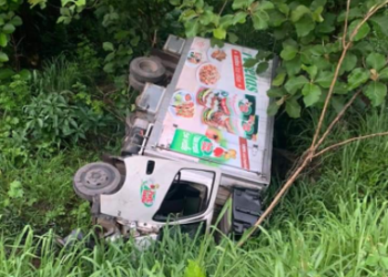 Se reporta camión volcado tras fuerte accidente de tránsito en carretera Panamericana