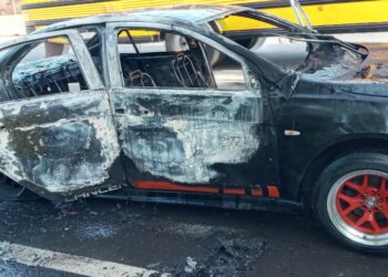 Bomberos extinguen fuego de carro accidentado en Acajutla, Sonsonate