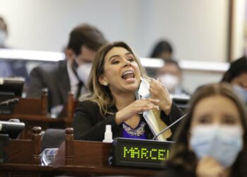 Marcela Villatoro pierde los estribos y comienza a gritar durante sesión plenaria