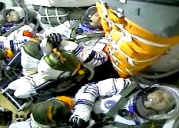 (VIDEOS) La misión tripulada china llegó a su nueva estación espacial