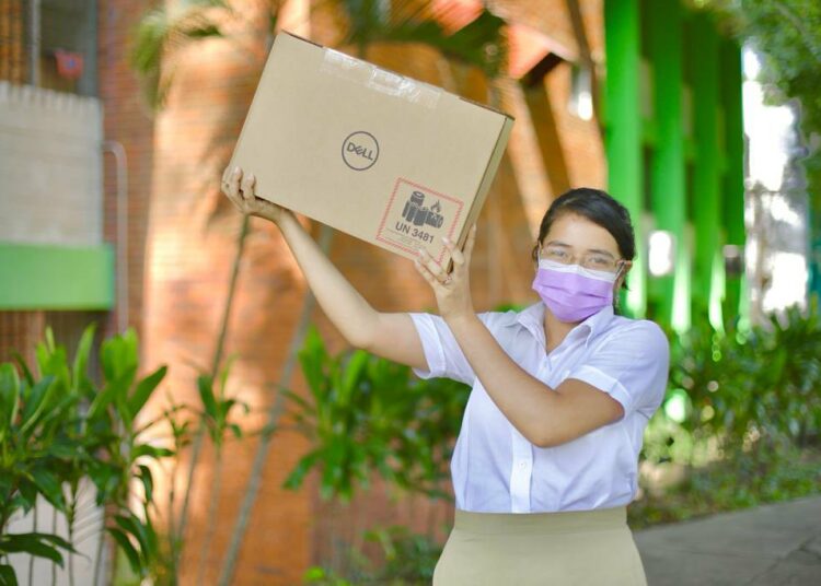 Gobierno entrega computadoras a los alumnos del Instituto Nacional de Antiguo Cuscatlán