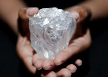 Diamantes gigantes sepultados a cientos de kilómetros bajo la superficie podrían explicar los terremotos en el interior de la Tierra