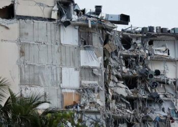 (VIDEO) Al menos un muerto y treinta desaparecidos al derrumbarse un edificio residencial en Miami