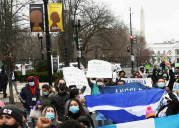 Fallo de la Corte Suprema contra el TPS podría impulsar reforma migratoria de Biden