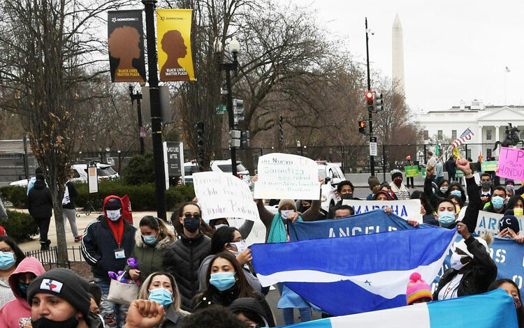 Fallo de la Corte Suprema contra el TPS podría impulsar reforma migratoria de Biden