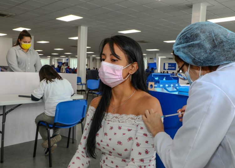 Atletas salvadoreños comienzan a inmunizarse contra el COVID-19