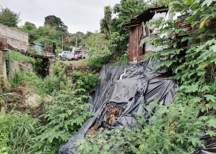 Alcaldía de San Salvador evacúa familias en riesgo ante fuertes lluvias de este martes