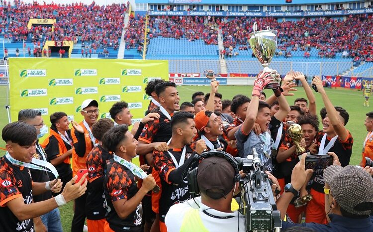 Sistema FEDECRÉDITO premia a jugadores destacados en Copa de fútbol categoría Sub 20 Reserva