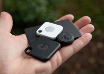 (VIDEO) Una joven de EE.UU. descubre un dispositivo de rastreo oculto en su bolsa