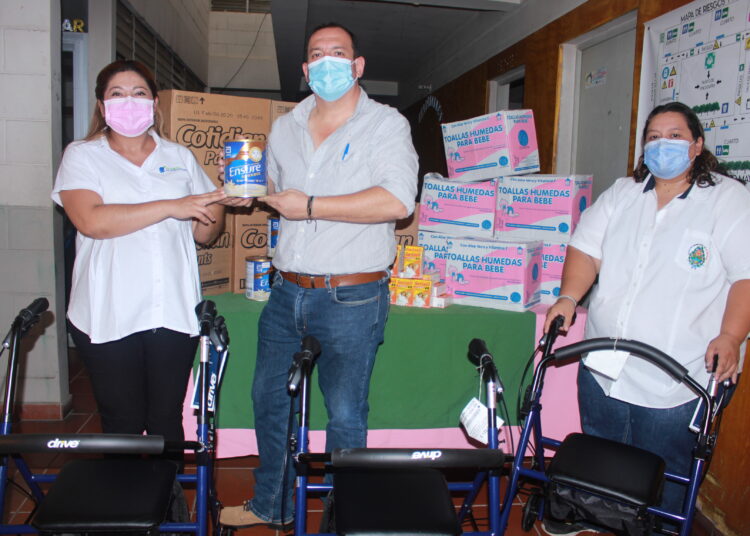 Adultos Mayores de asilos de San Vicente y Ahuachapán recibieron donativo gracias a Global Alimentos