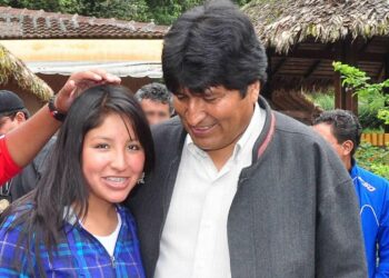 La hija de 26 años de Evo Morales fue vacunada, el ex mandatario dio una justificación y ahora el gobierno boliviano evalúa sancionar a quienes la inmunizaron