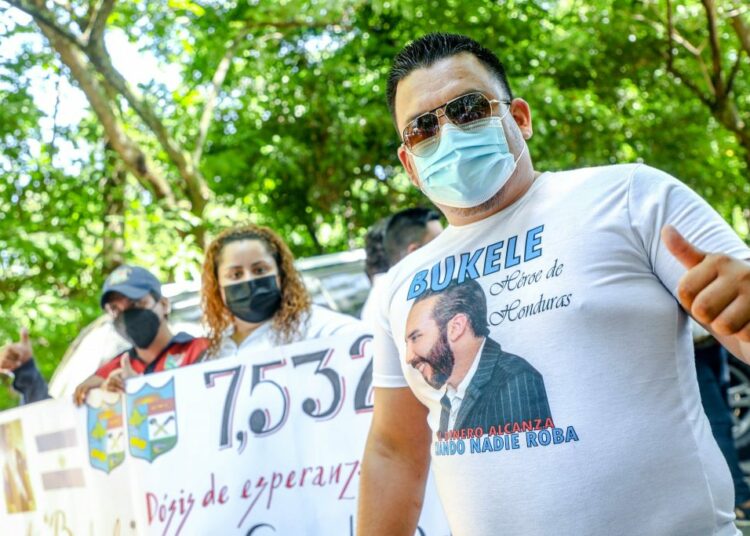 Hondureños vuelven a recibir con alegría la vacuna contra el COVID-19 en la frontera El Poy