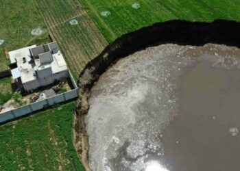 (VIDEO) Hundimiento gigante de tierra en México no para de expandirse y ya mide 97 metros de diámetro
